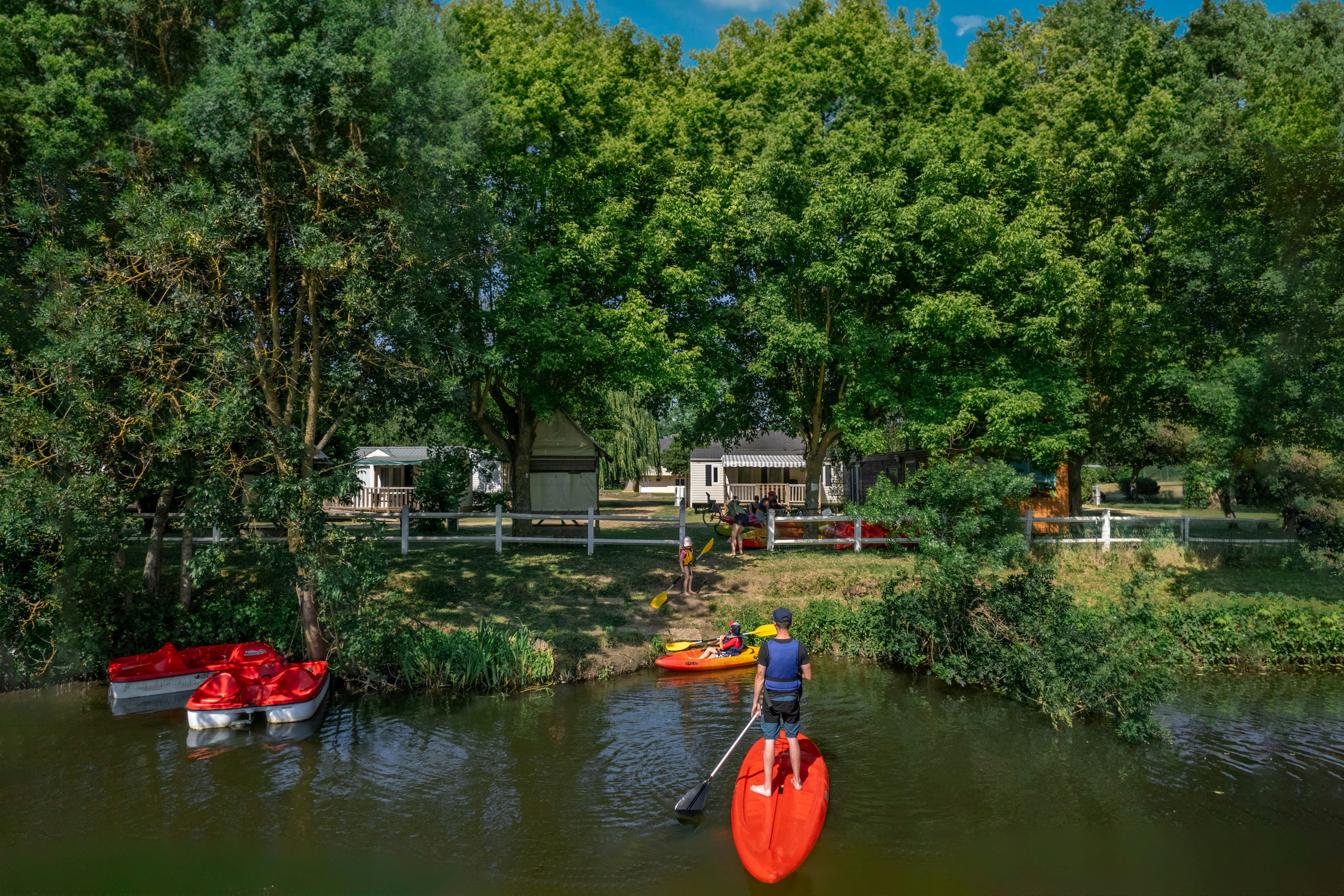 Camping Morédéna - Badeufer auf dem Campingplatz