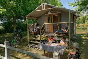 Camping Morédéna - Familie entspannt sich auf der Terrasse ihres Mobilheims