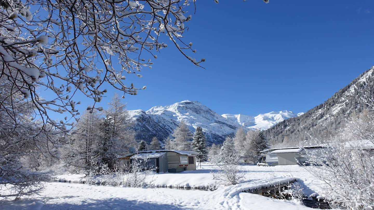 Camping Morteratsch - Bach im Schnee  mit Blick auf die Berge