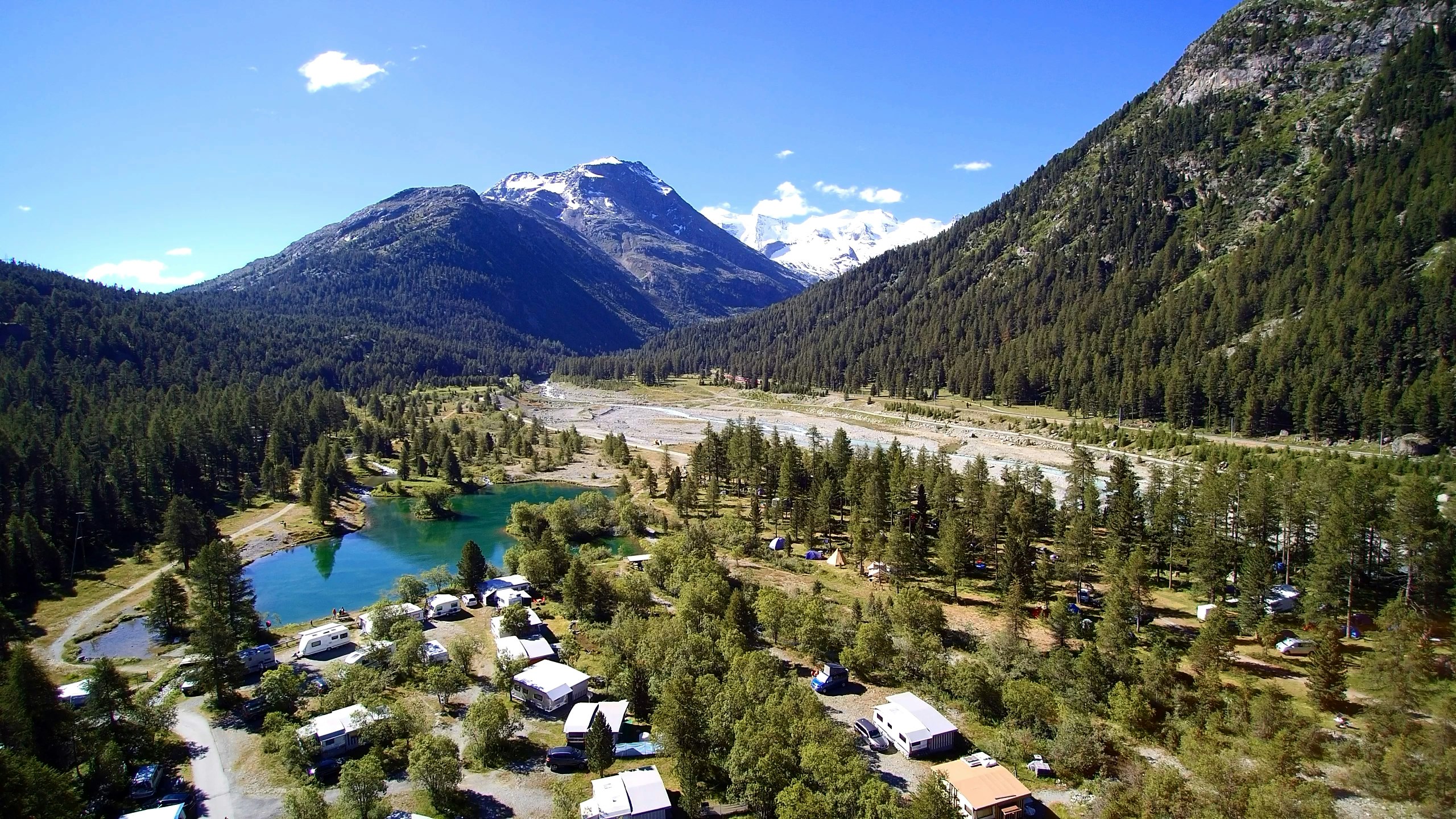 Camping Morteratsch - Übersicht auf das gesamte Campingplatz Gelände 