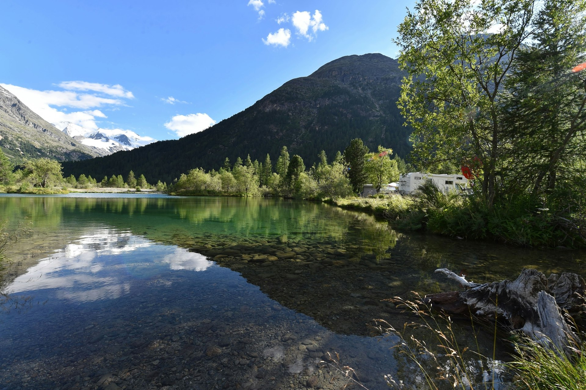Camping Morteratsch  - Wohnmobil- und  Wohnwagenstellplätze am See mit Blick auf die Berge