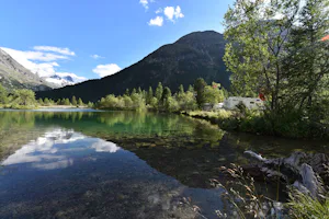 Camping Morteratsch - Wohnmobil- und Wohnwagenstellplätze am See mit Blick auf die Berge