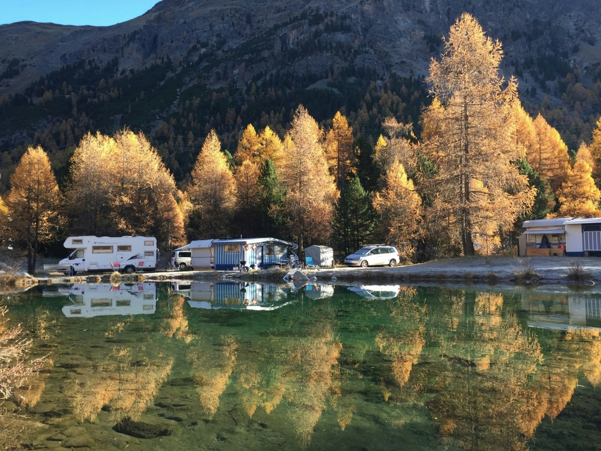 Camping Morteratsch - Wohnmobil- und  Wohnwagenstellplätze am See umringt von Wald