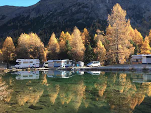 Camping Morteratsch - Wohnmobil- und Wohnwagenstellplätze am See umringt von Wald