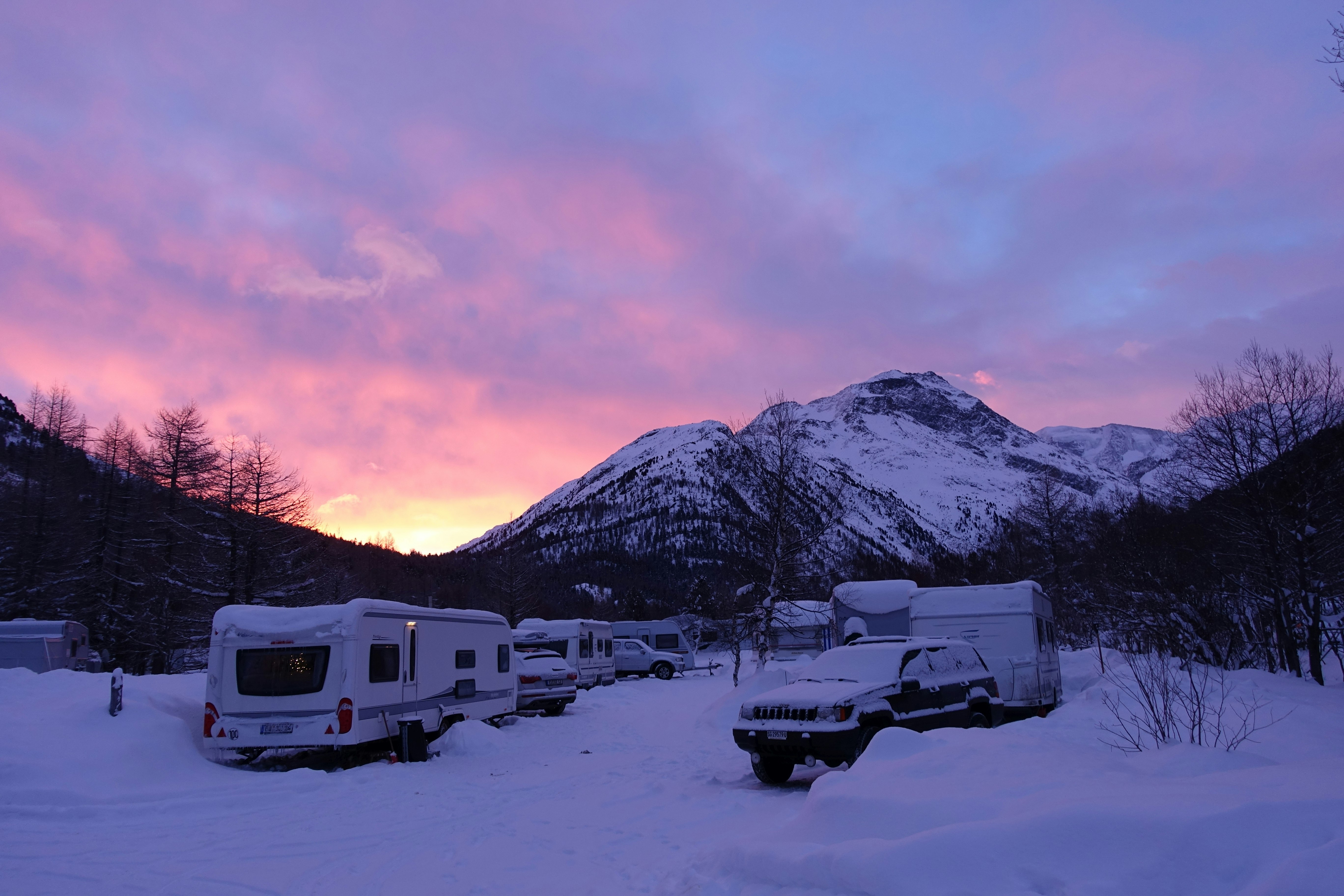 Camping Morteratsch - Wohnmobil- und  Wohnwagenstellplätze im Schnee bei Nacht