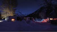 Camping Morteratsch - Wohnmobilstellplätze im Schnee bei Nacht