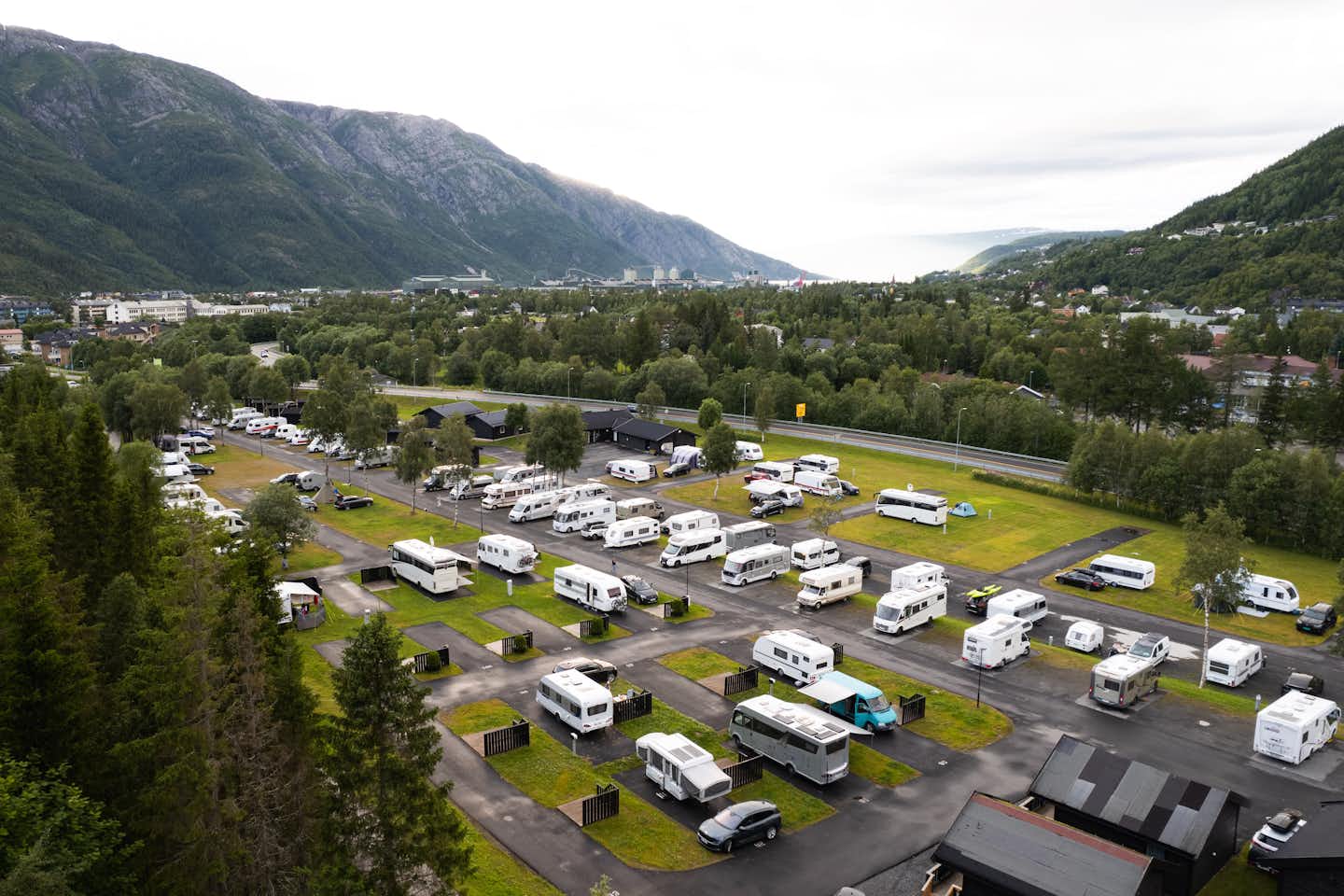Topcamp Mosjøen - Blick auf den Campingplatz von oben 