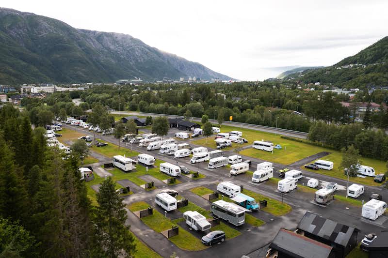 Topcamp Mosjøen - Blick auf den Campingplatz von oben 