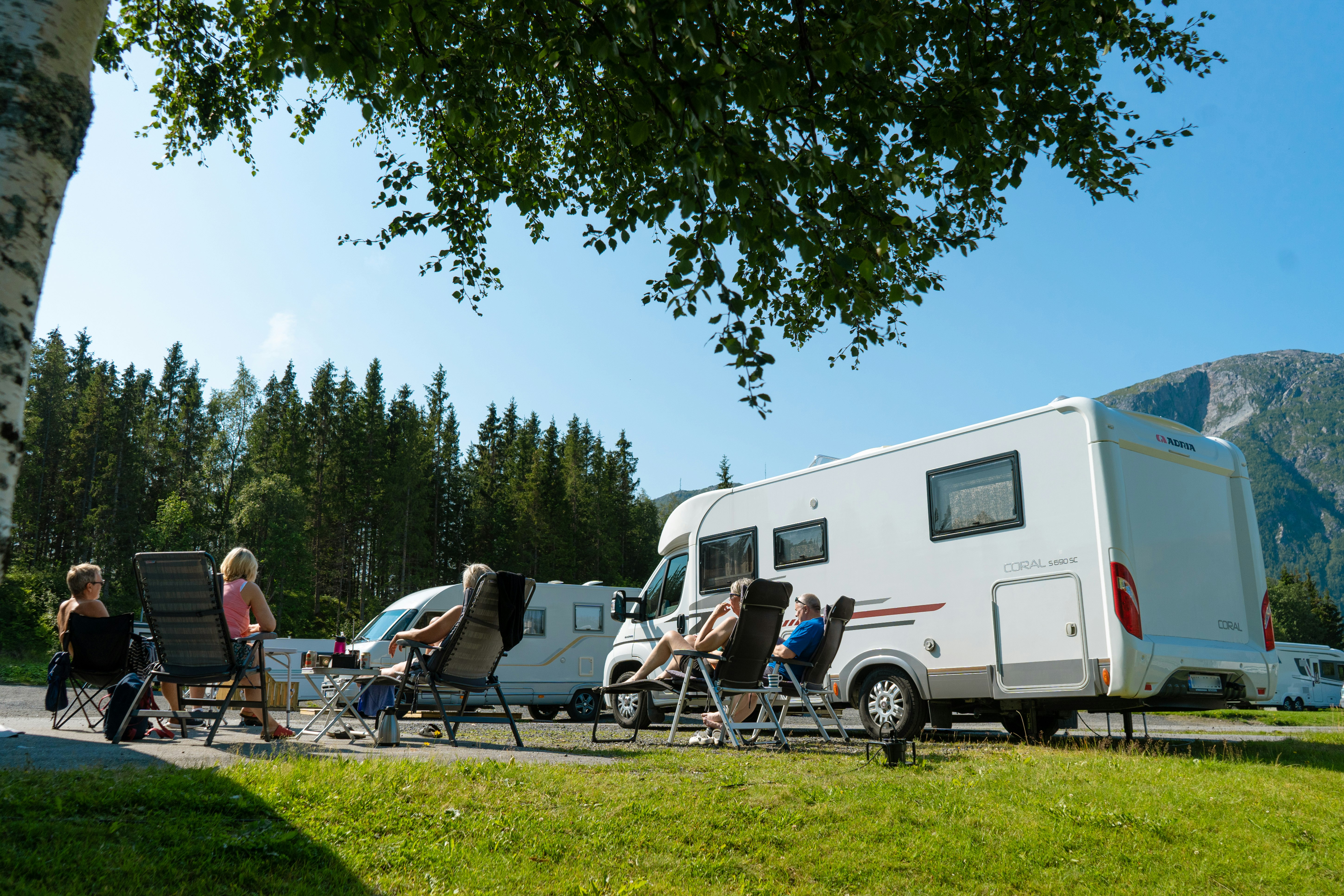Topcamp Mosjøen - Camper beim Entspannen auf dem Standplatz 