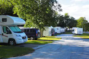 Camping Mosvangen - Wohnwagen- und Zeltstellplatz vom Campingplatz zwischen Bäumen