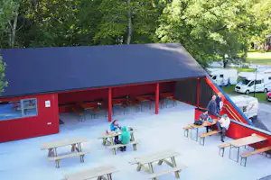 Camping Mosvangen - Restaurant und Hauptgebäude vom Campingplatz mit Esstischen auf der Terrasse