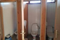 Camping-Motel Harenda nr. 160 - Innenansicht auf die Toilettenkabinen des Sanitärbereichs