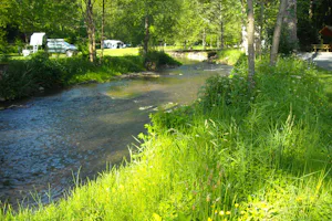 Camping Moulin de Bistain - Blick auf den Fluss und den Campingplatz