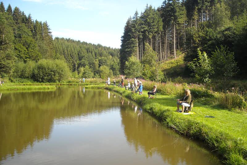 Camping Moulin de Bistain - Camper angeln am Fluss in der Nähe vom Campingplatz