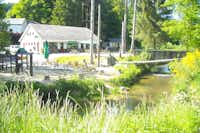 Camping Moulin de Bistain - Restaurant vom Campingplatz mit Terrasse am Fluss