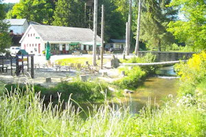Camping Moulin de Bistain - Restaurant vom Campingplatz mit Terrasse am Fluss