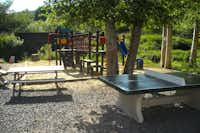 Camping Moulin de Bistain - Spielplatz und Tischtennisplatte vom Campingplatz