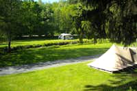 Camping Moulin de Bistain - Zelte auf einer Wiese zwischen Bäumen vom Campingplatz
