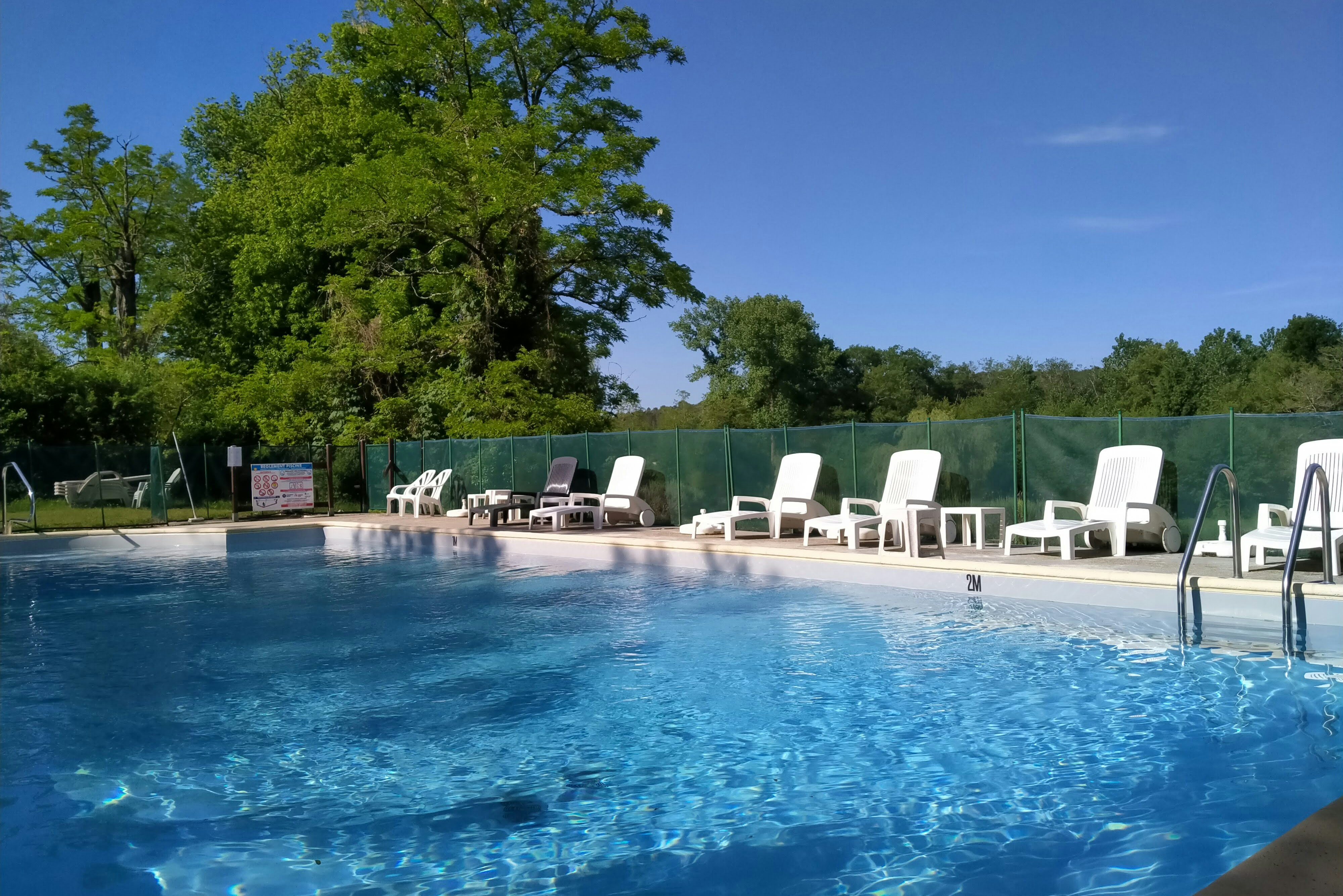 Camping Moulin de Campech  - Pool im Freien mit Liegestühlen