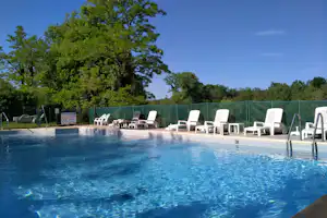 Camping Moulin de Campech - Pool im Freien mit Liegestühlen