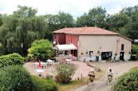 Camping Moulin de Campech - Blick auf die Rezeption und das Restaurant mit Bar auf dem Campingplatz