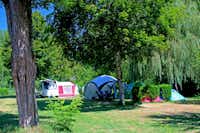 Camping Moulin de Campech - Zeltplätze im Schatten der Bäume