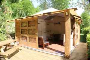 Camping Moulin de Chaules - Mobilheim mit Terrasse zwischen Bäumen