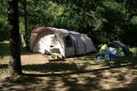 Camping Moulin de Chaules  -  Zeltstellplätze unter Bäumen im Schatten