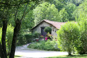 Camping Moulin de Chaules - Blick auf den Campingplatz im Grünen