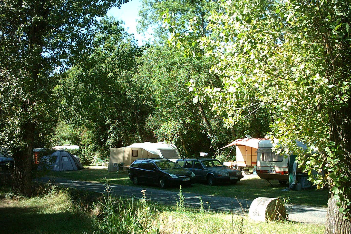 Camping Moulin de Julien -  Wohnwagen- und Zeltstellplatz unter Bäumen auf dem Campingplatz