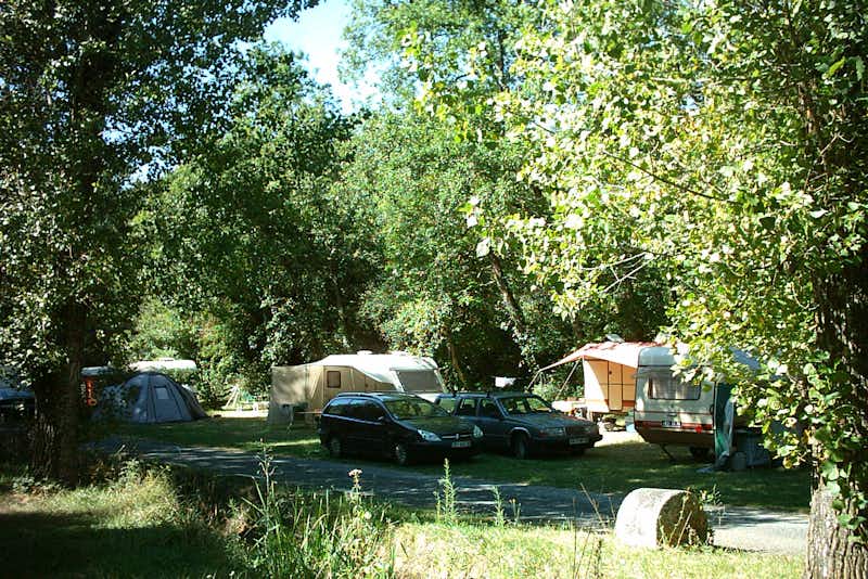 Camping Moulin de Julien -  Wohnwagen- und Zeltstellplatz unter Bäumen auf dem Campingplatz