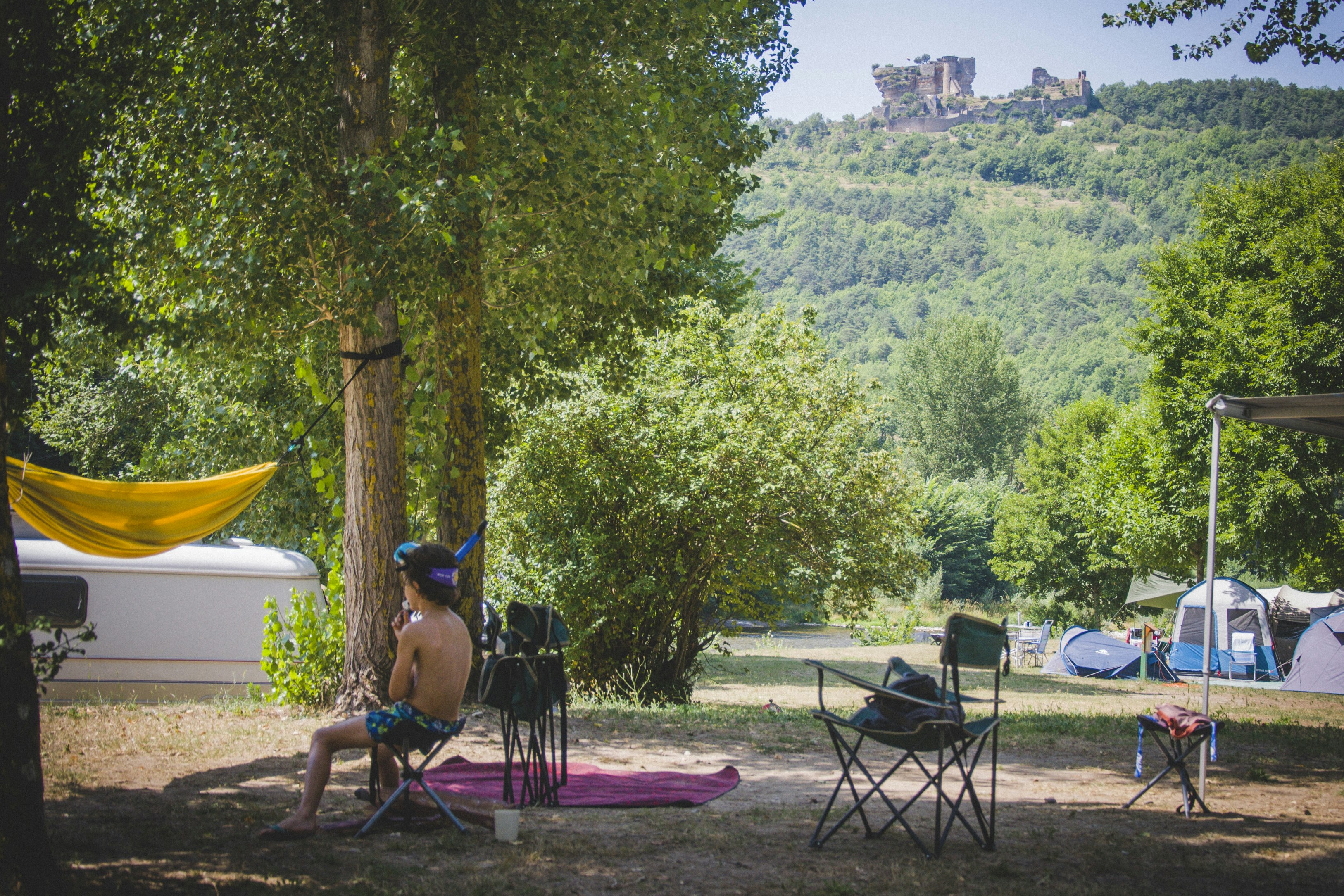 Camping Moulin de la Galinière - Wohnmobil- und  Wohnwagenstellplätze im Schatten der Bäume auf dem Campingplatz