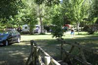 Camping Moulin de Laborde - Wohnmobilstellplatz vom Campingplatz im Grünen zwischen Bäumen 