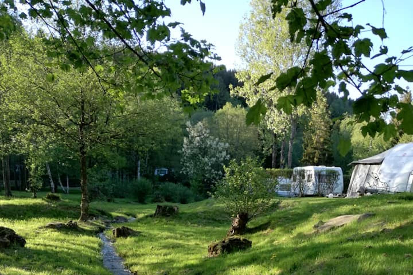Camping Moulin de Malempré - Bach auf dem Campingplatz mit Wohnwagen am Rand