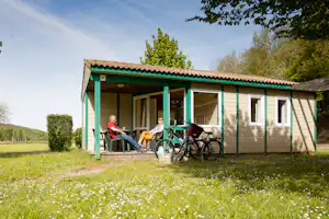 Camping Moulin du Bel Air - Mobilheim mit Veranda auf dem Campingplatz