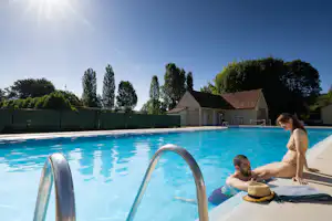 Camping Moulin du Bel Air - Camper entspannen im Freibad des Campingplatzes