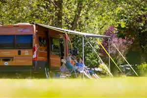 Camping Moulin du Bel Air - Camper entspannen vor ihrem Standplatz im Grünen