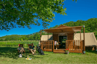 Camping Moulin du Bel Air - Safari Zelt mit Hund im Grünen auf dem Campingplatz