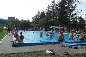 Camping Máré Vára - Camper im Pool vom Campingplatz