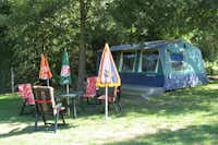 Camping Máré Vára  -  Mobilheim vom Campingplatz mit Esstisch und Sonnenschirm