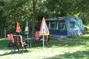 Camping Máré Vára - Mobilheim vom Campingplatz mit Esstisch und Sonnenschirm