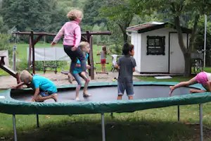 Camping Máré Vára - Kinder auf dem Trampolin vom Spielplatz des Campingplatzes