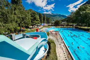 Camping & Schwimmbad Mühleye - Poolbereich mit Wasserrutsche im Grünen