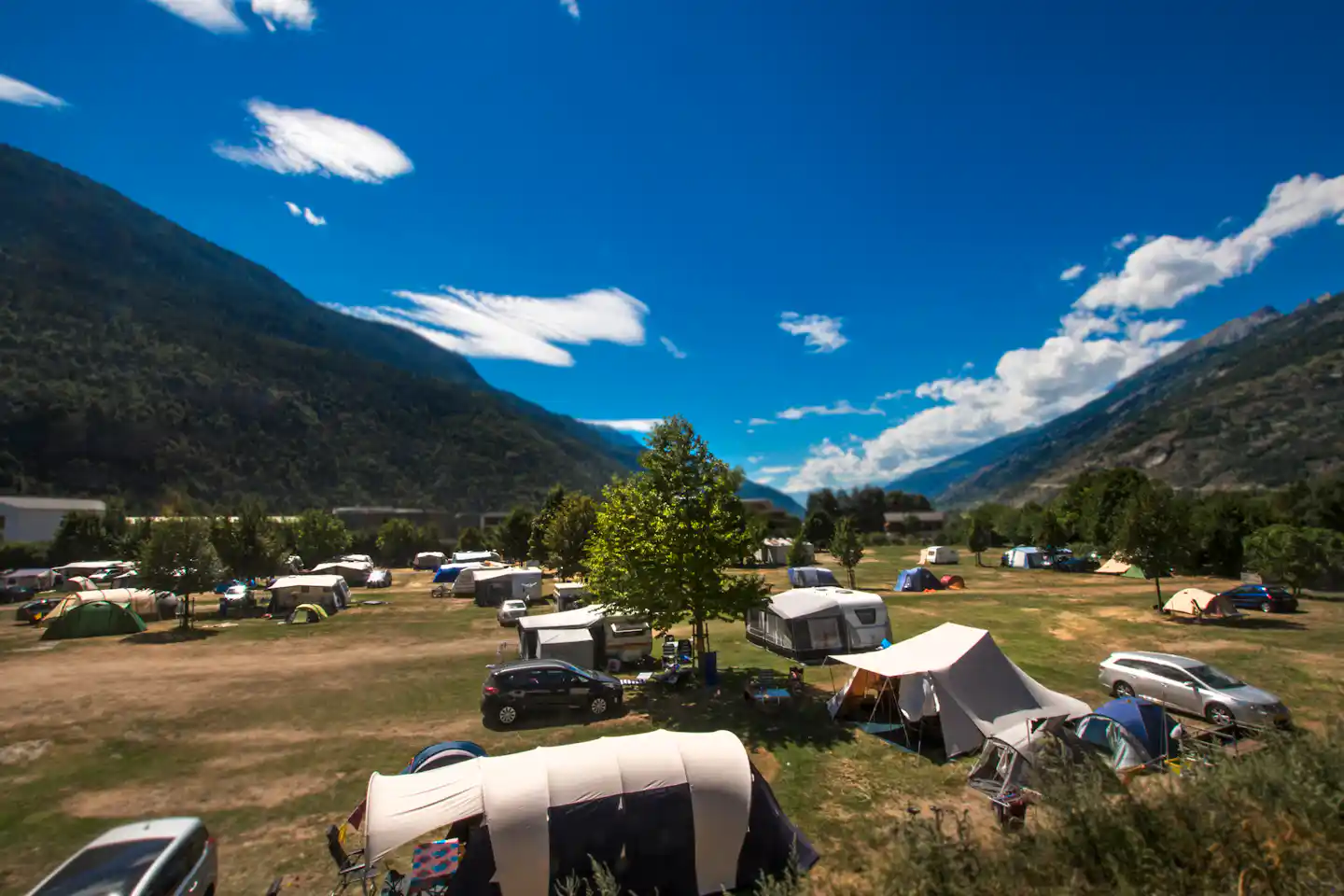Camping & Schwimmbad Mühleye - Wohnwagen- und Zeltstellplatz zwischen Bäumen im Grünen