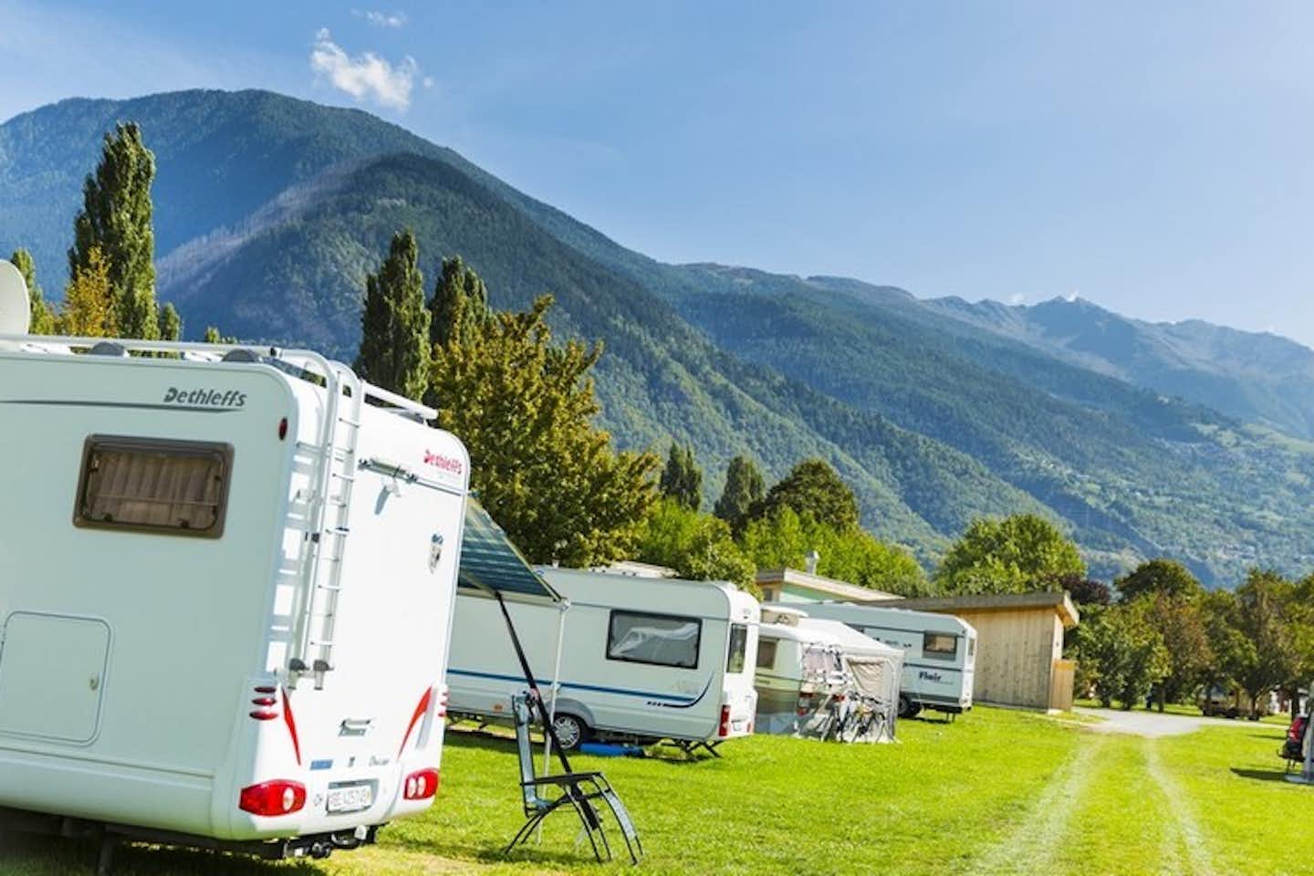 Camping & Schwimmbad Mühleye  - Wohnwagen- und Zeltstellplatz mit Blick auf die Berge