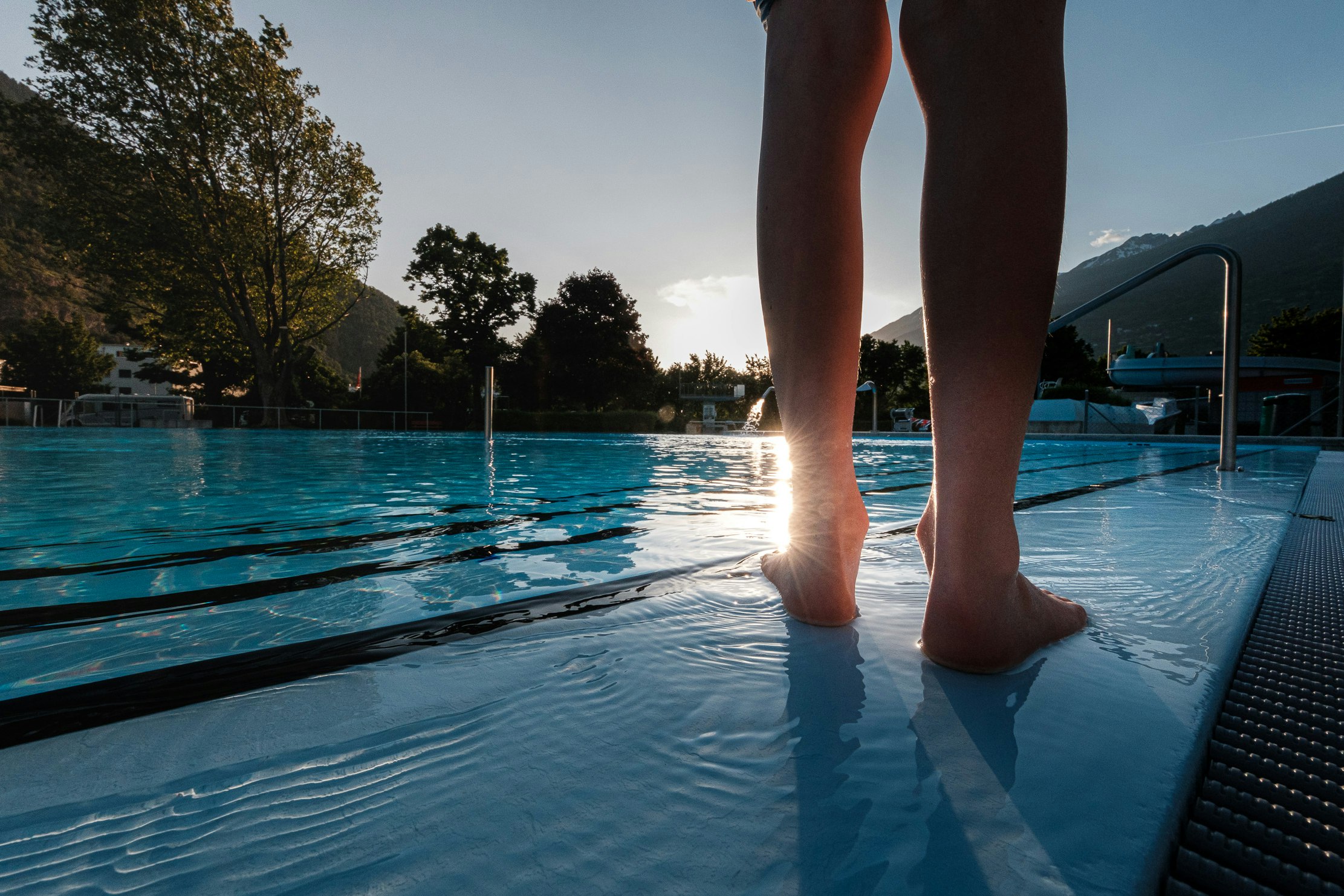 Camping & Schwimmbad Mühleye - Pool im Freien auf dem Campingplatz bei Sonnenuntergang