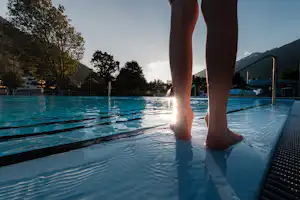 Camping & Schwimmbad Mühleye - Pool im Freien auf dem Campingplatz bei Sonnenuntergang