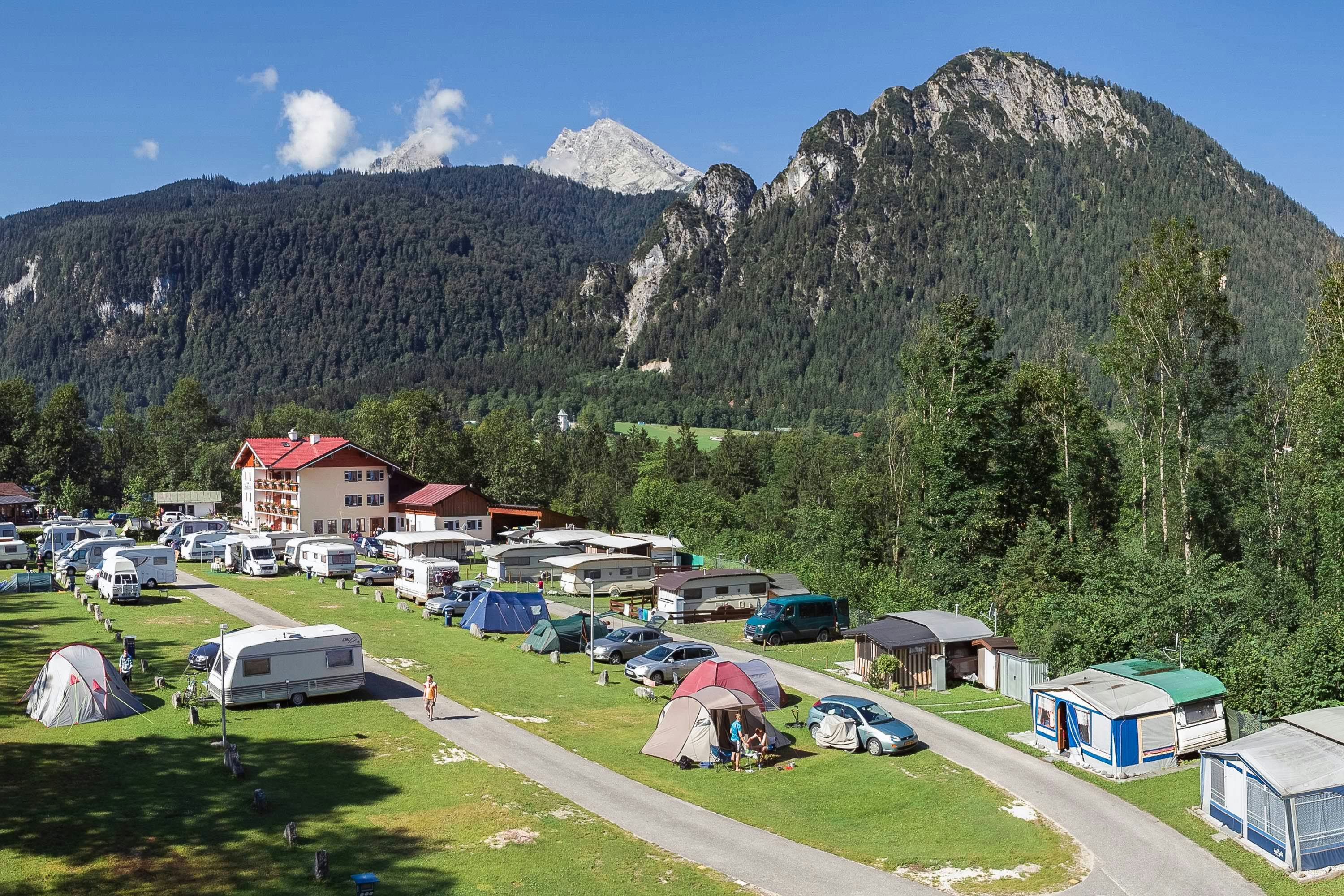 Camping Mühlleiten - Luftaufnahme des Campingplatzes mit Bergen im Hintergrund