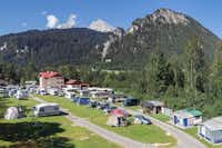 Camping Mühlleiten - Luftaufnahme des Campingplatzes mit Bergen im Hintergrund