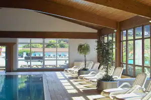 Camping Münstertal - Indoor Pool vom Campingplatz mit Liegestühlen